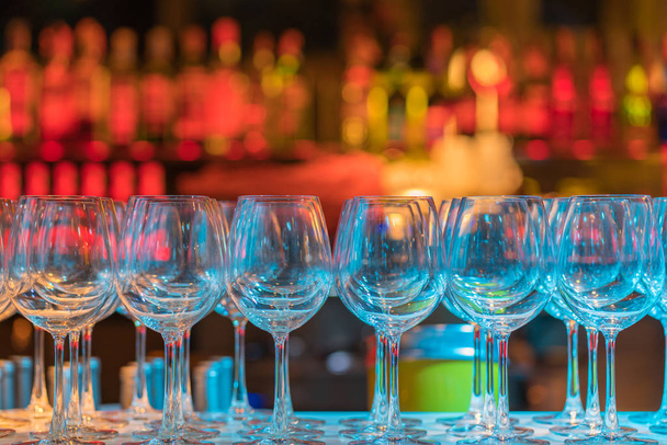 Ποτήρια σαμπάνια κρασί στο μπαρ-κλαμπ, το βράδυ - Φωτογραφία, εικόνα
