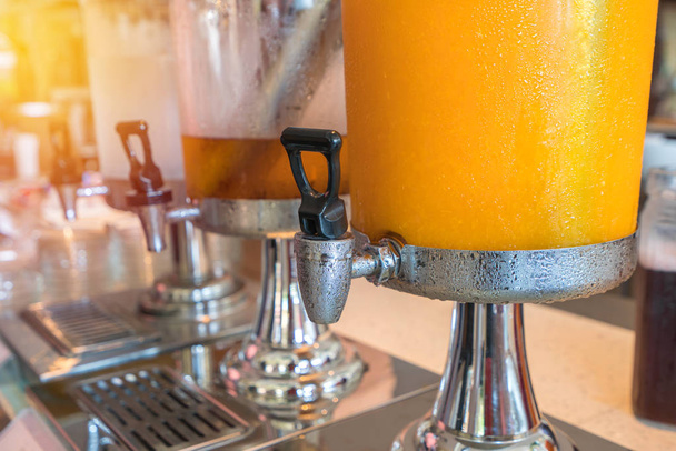 ovocné šťávy ve vodní chladič na snídani v hotelu - Fotografie, Obrázek