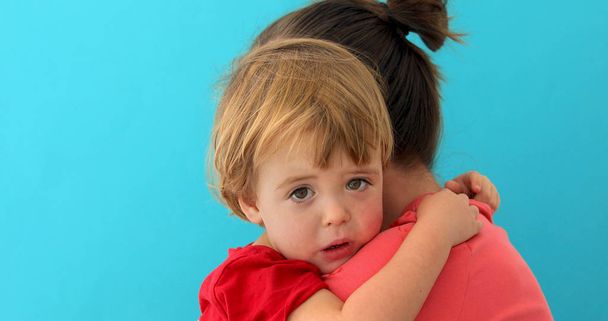 Mãe abraçando adorável criança
 - Foto, Imagem