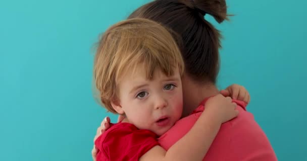 Moeder knuffelen schattig klein kind - Video