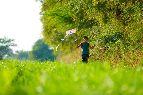 Indian child playing with kite - Φωτογραφία, εικόνα