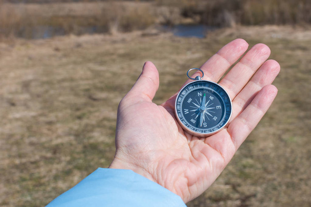 kompas v ženské ruce na pozadí přírody - Fotografie, Obrázek