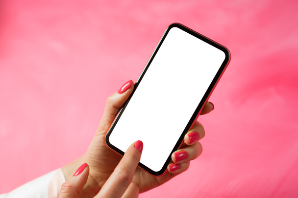 Mujer usando el teléfono móvil y la pantalla táctil con el dedo, maqueta para el diseño de aplicaciones
. - Foto, Imagen
