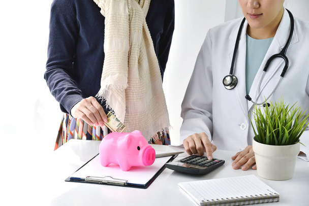 医療費、健康貯蓄と医療保険の概念、医師は病院の費用のために計算し、患者は貯金銀行でお金を節約. - 写真・画像