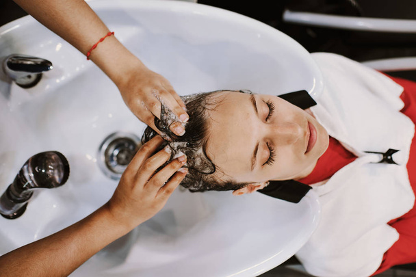 piękno i ludzi pojęcie - szczęśliwa młoda kobieta z mycia głowy w salon fryzjerski salon fryzjerski - Zdjęcie, obraz
