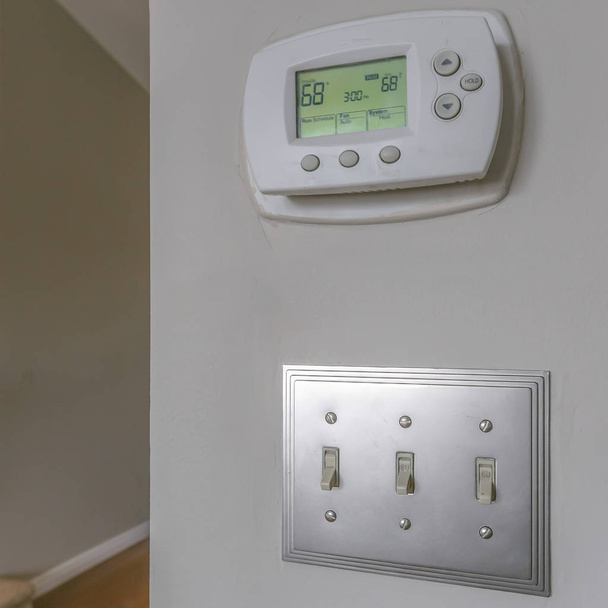 quadratische Wand-Klimaanlage unbeleuchtet Steuerung und Licht swit - Foto, Bild