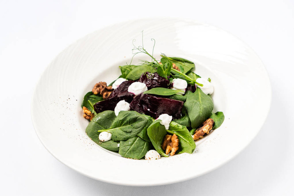 salad with beetroot and spinach, close up - Foto, afbeelding