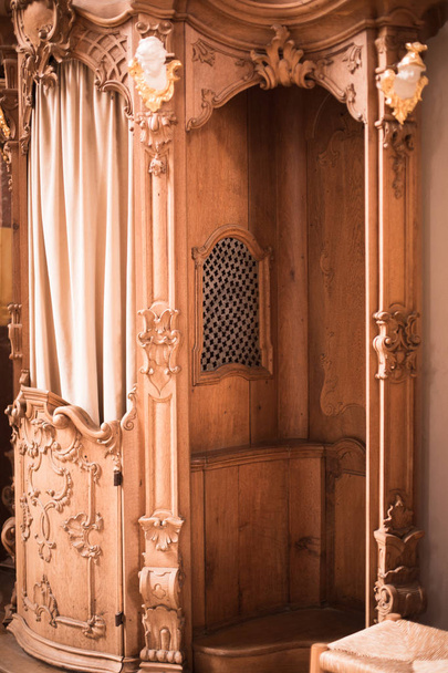 Confesionario de madera en una iglesia
 - Foto, imagen