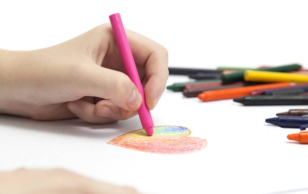 Vasemman käden piirustus sydämen muotoinen värillinen värikynät pastellit
 - Valokuva, kuva