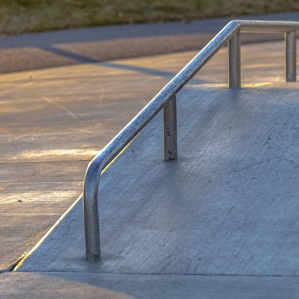 Quadrado perder de uma rampa de concreto inclinado em um parque iluminado pela luz solar em um dia ensolarado
 - Foto, Imagem