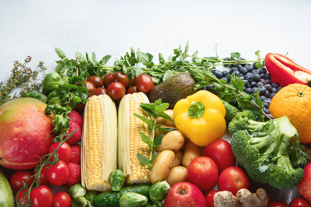 sortiment čerstvého ovoce a zeleniny - Fotografie, Obrázek