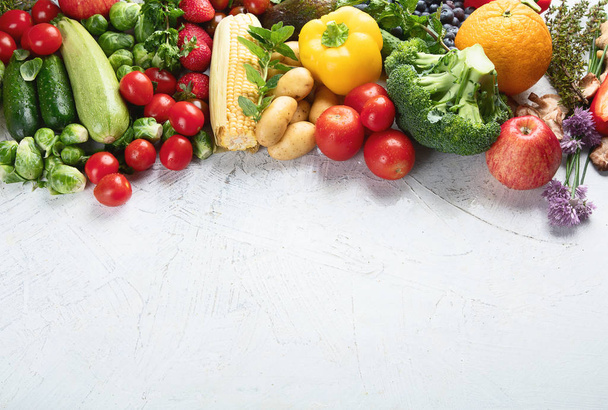 Választék a friss gyümölcsök és zöldségek. Felülnézet másolati SP - Fotó, kép