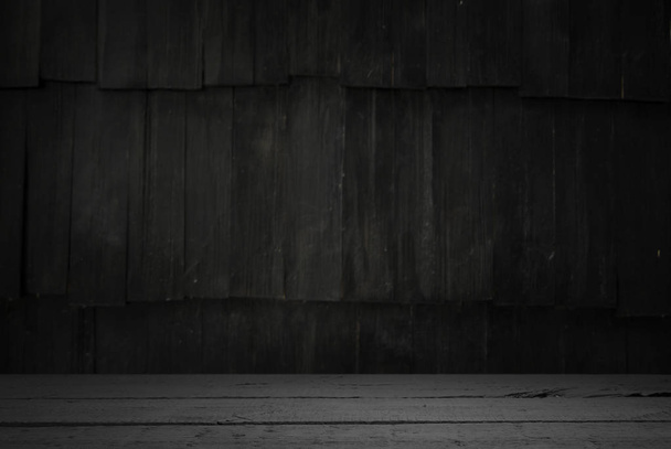 Starý dřevěný stůl s rozmazaným betonem blok zeď v tmavém pokoji pozadí. - Fotografie, Obrázek