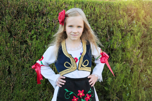 Serbska dziewczyna w tradycyjnych ubraniach, strój narodowy, kultura tożsamości Serbii. - Zdjęcie, obraz