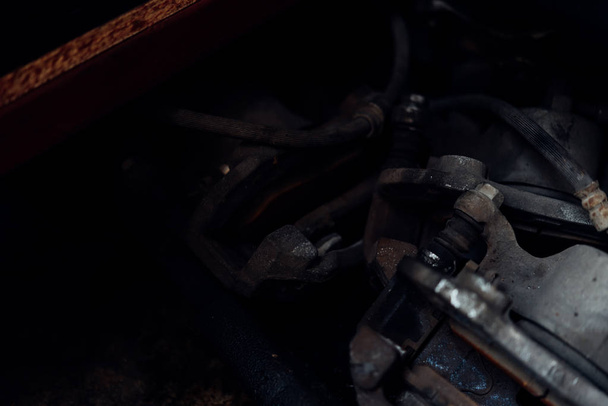 Disc brake and asbestos brake pads at car garage - Φωτογραφία, εικόνα