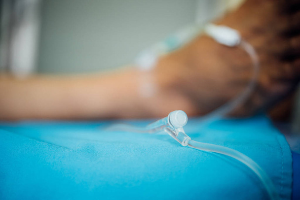 Hastanede tuz intravenöz olan hasta - Fotoğraf, Görsel