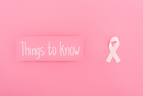 vista superior de la tarjeta con cosas para saber letras y el signo de cáncer de mama en el fondo rosa
 - Foto, imagen