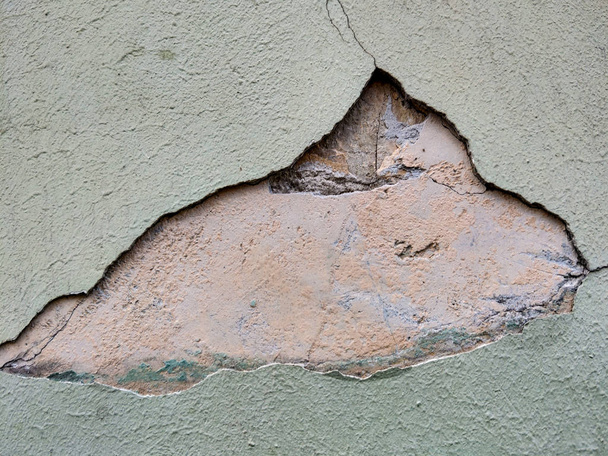 Crack in de muur, achtergrond, blanco voor ontwerpers. - Foto, afbeelding