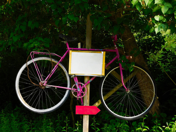 La bicicletta con il cartellone
 - Foto, immagini