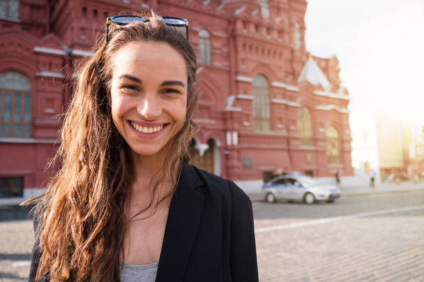 Happy smiling young woman portrait in Red Square, Moscow. Beauti - Fotó, kép