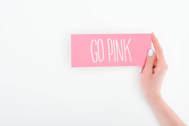 コピースペース付きの白い背景にピンクのレタリングが付いたピンクのカードを持つ女性の部分的なビュー - 写真・画像