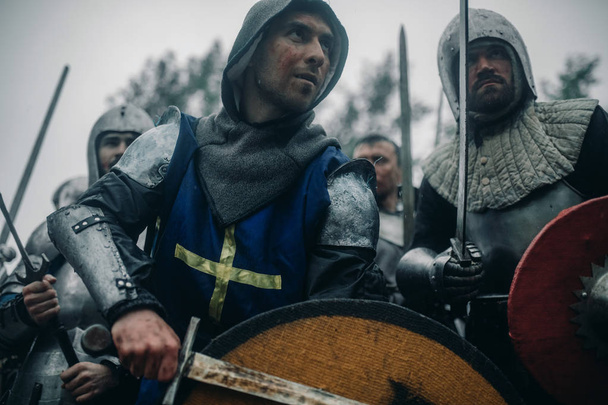 Загін середньовічних лицарів хрестоносців в обладутелі зі своїми  - Фото, зображення