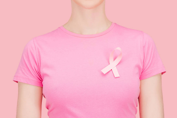 cropped view of woman in pink t-shirt with silk breast cancer sing isolated on pink - Foto, Bild