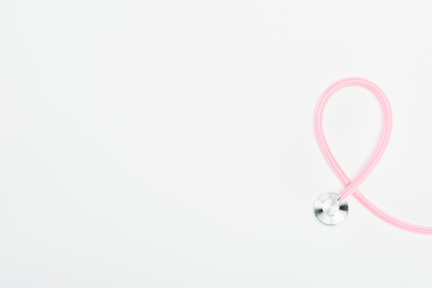 コピースペース、乳癌の概念を持つ白い背景の聴診器のトップビュー - 写真・画像