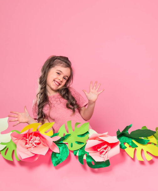 Portrét malé holčičky na letním růžovém pozadí - Fotografie, Obrázek