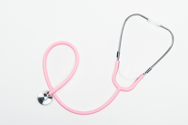 Widok z góry stetoskop na białym tle, koncepcja raka piersi - Zdjęcie, obraz