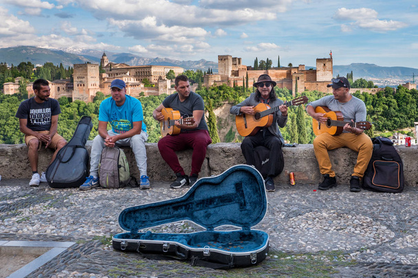 GRANADA, SPAIN - JUNE 2018: Singers in Mirador de San Nicolas with Alhambra in the background. - Φωτογραφία, εικόνα