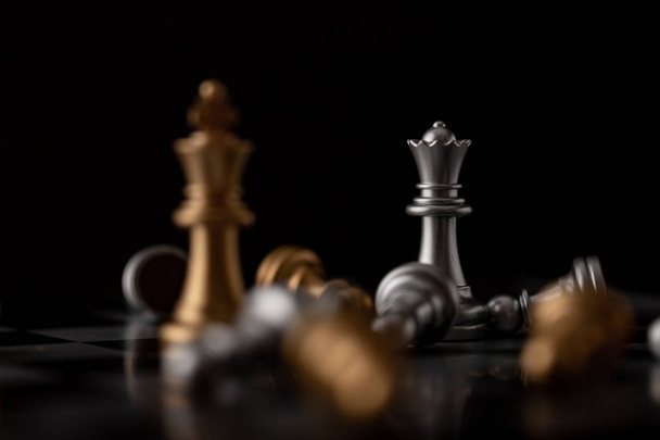 Königin und König inmitten fallender Schach - Foto, Bild