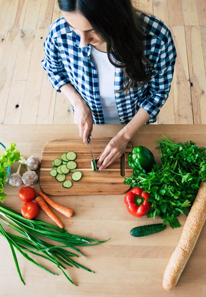 Female hands cutting vegetables in the kitchen. Woman cooking healthy food. Fresh vegetables on the cutting board. Concept of cooking. Diet. Healthy and vegan lifestyle. Cooking at home. Prepare food - Foto, immagini