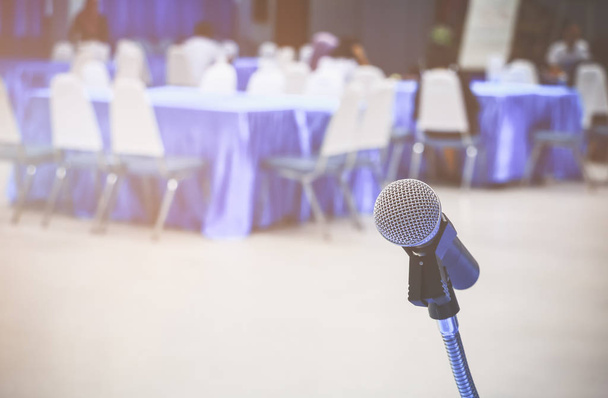 беспроводной микрофон на стенде в зале заседаний семинара
  - Фото, изображение