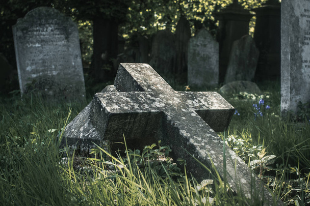 墓地の落ちた十字架 - 写真・画像