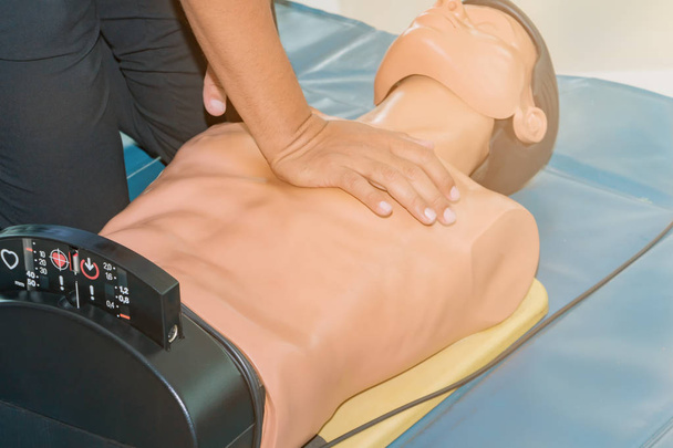CPR támogatás dummy orvosi képzés - Fotó, kép