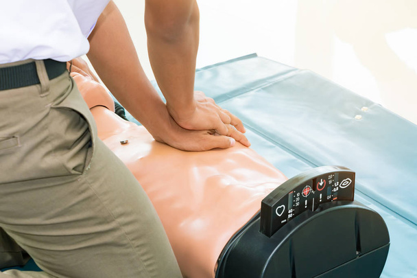 CPR допомога манекенна медична підготовка
 - Фото, зображення