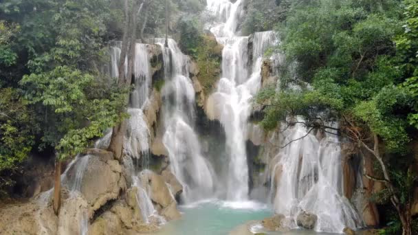 Долгожданная фотография водопада Тад Куанг Си в Лаосе. Красивое фото экзотического азиатского пейзажа. фото с дрона
, - Кадры, видео