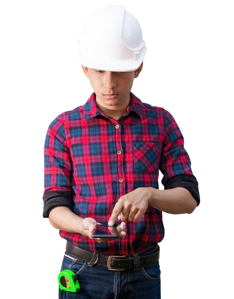 рука інженера, що використовує мобільний телефон і носить білий шолом безпеки на білому тлі
 - Фото, зображення