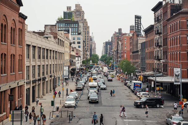 NEW YORK CITY - MAY 16, 2015: Street view from the High Line Park - Foto, imagen