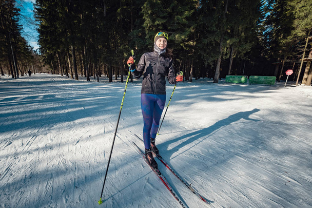 Лыжная женщина в классическом скандинавском кроссе
 - Фото, изображение