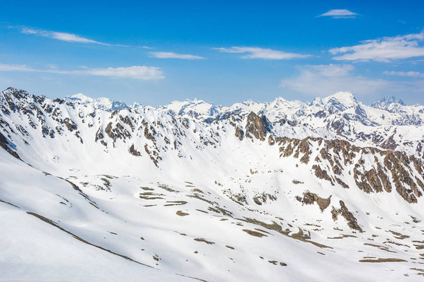 Picos nevados. Montañas del Cáucaso. Vista desde el paso de Muhu
 - Foto, imagen