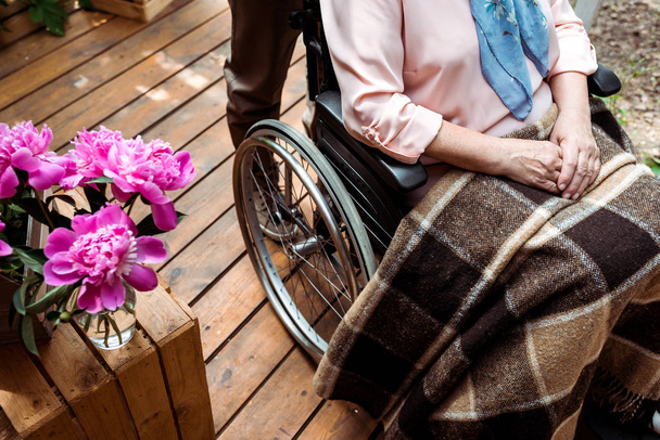 vista recortada de la mujer mayor discapacitada sentada en silla de ruedas
  - Foto, Imagen