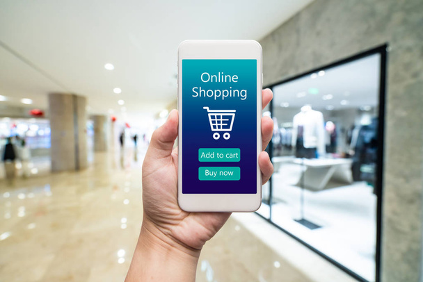 Akıllı telefon kadın elinde online alışveriş. Alışveriş merkezinde ba - Fotoğraf, Görsel