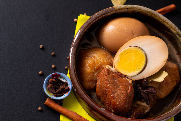 Koncepce jídel Thajská kuchyně vepřové břicho a vejce s pěti kořenem FRA - Fotografie, Obrázek