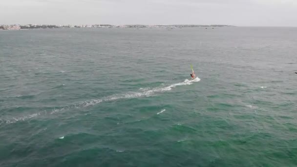 athlète homme extrême nage sur la planche à voile sur la vague de la mer contre la mer bleue et l'horizon. Sports nautiques extrêmes. mouvement de la voile rouge sur l'eau. plaisir d'été en mer
. - Séquence, vidéo
