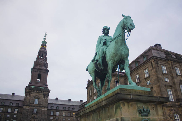COPENHAGEN, DENMARK - May 25, 2019: The equestrian statue of King Frederik VII in front of the Christiansborg Palace in Copenhagen - Zdjęcie, obraz