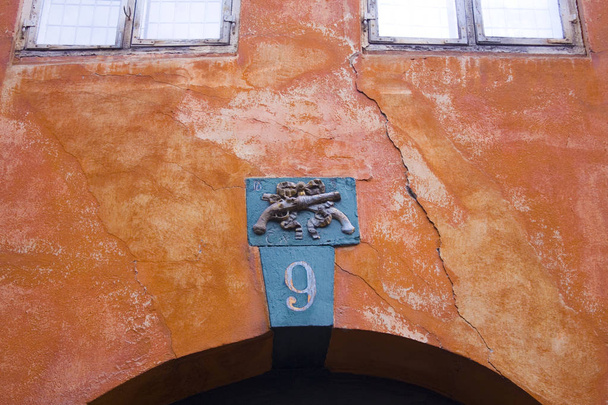 Kodaň, Dánsko-25. květen 2019: architektonické detaily s pistolemi na staré budově v Kodani - Fotografie, Obrázek