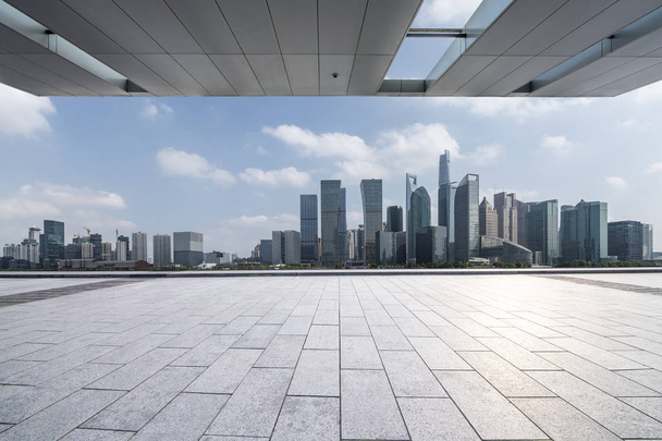 skyline panorámico y modernos edificios de oficinas de negocios con vacío
 - Foto, imagen