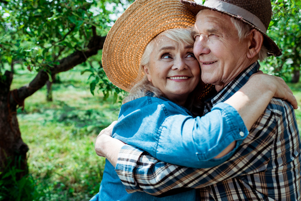 alegre sênior mulher abraçando aposentado marido com olhos fechados
 - Foto, Imagem
